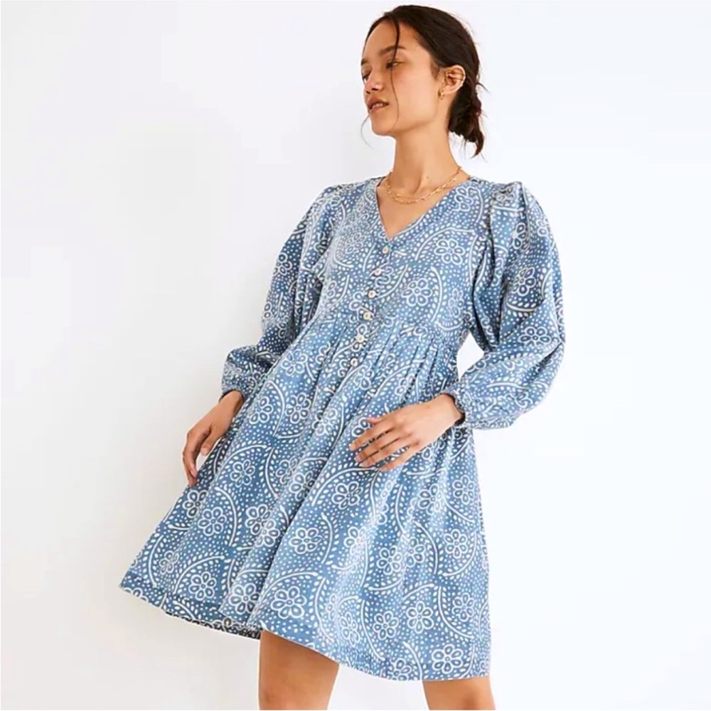 Bubble-Sleeve Button-Front Mini Dress in Indigo
Paisley